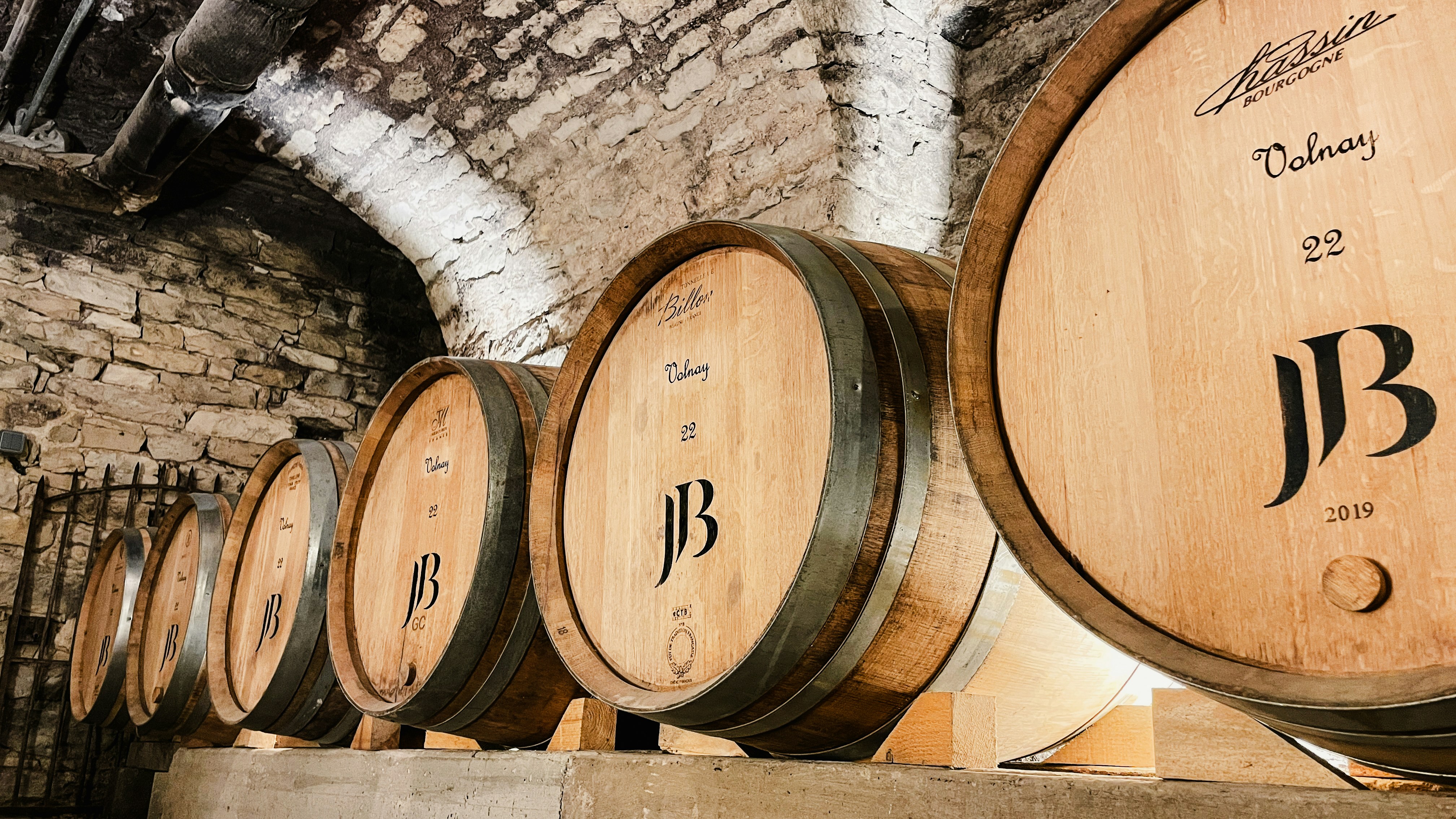 Barriques dans un chai, Bourgogne