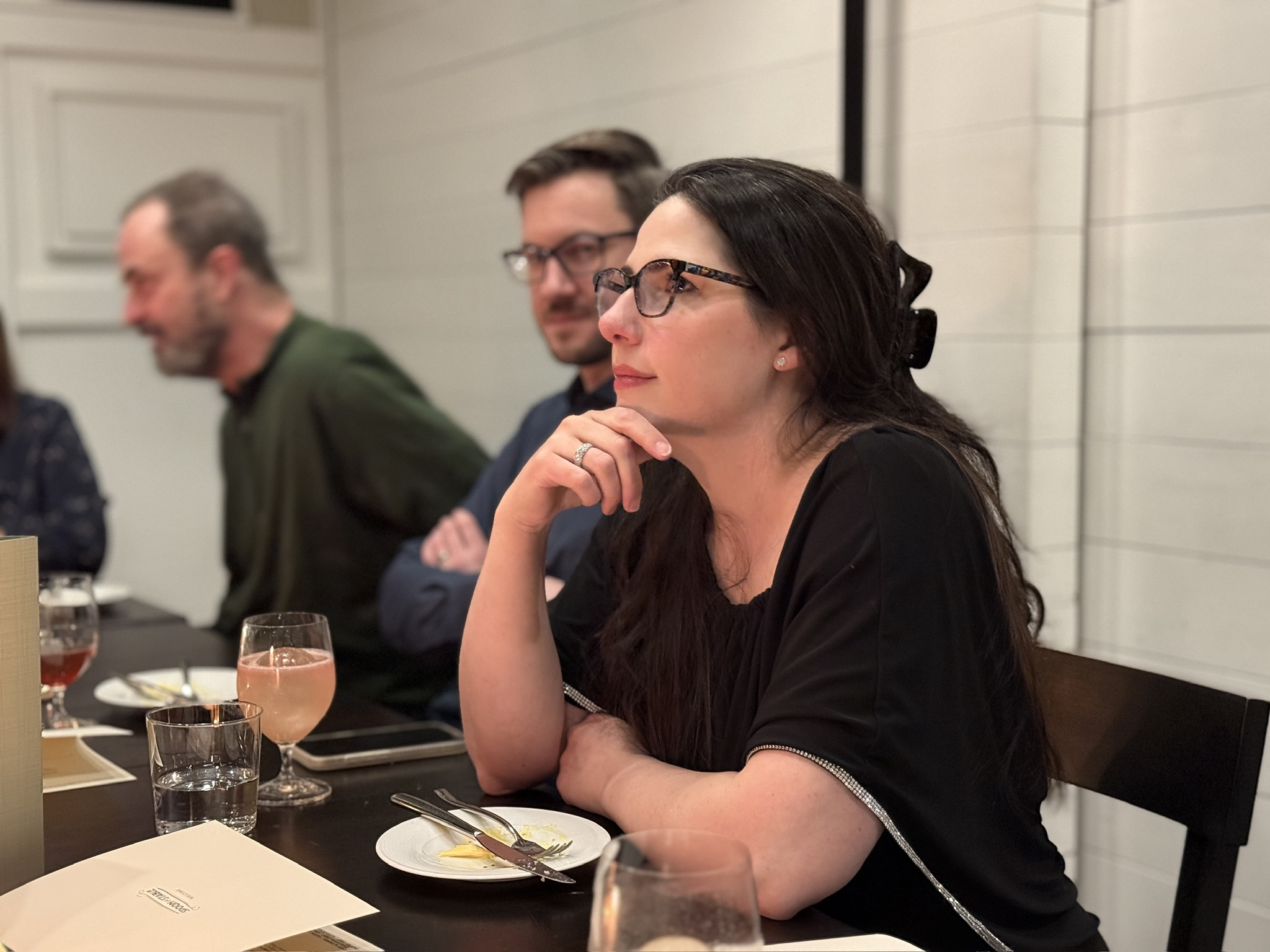 Écoute attentive au cours d’un dîner