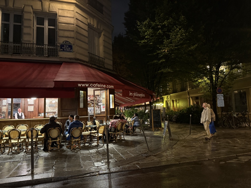 Café parisien la nuit