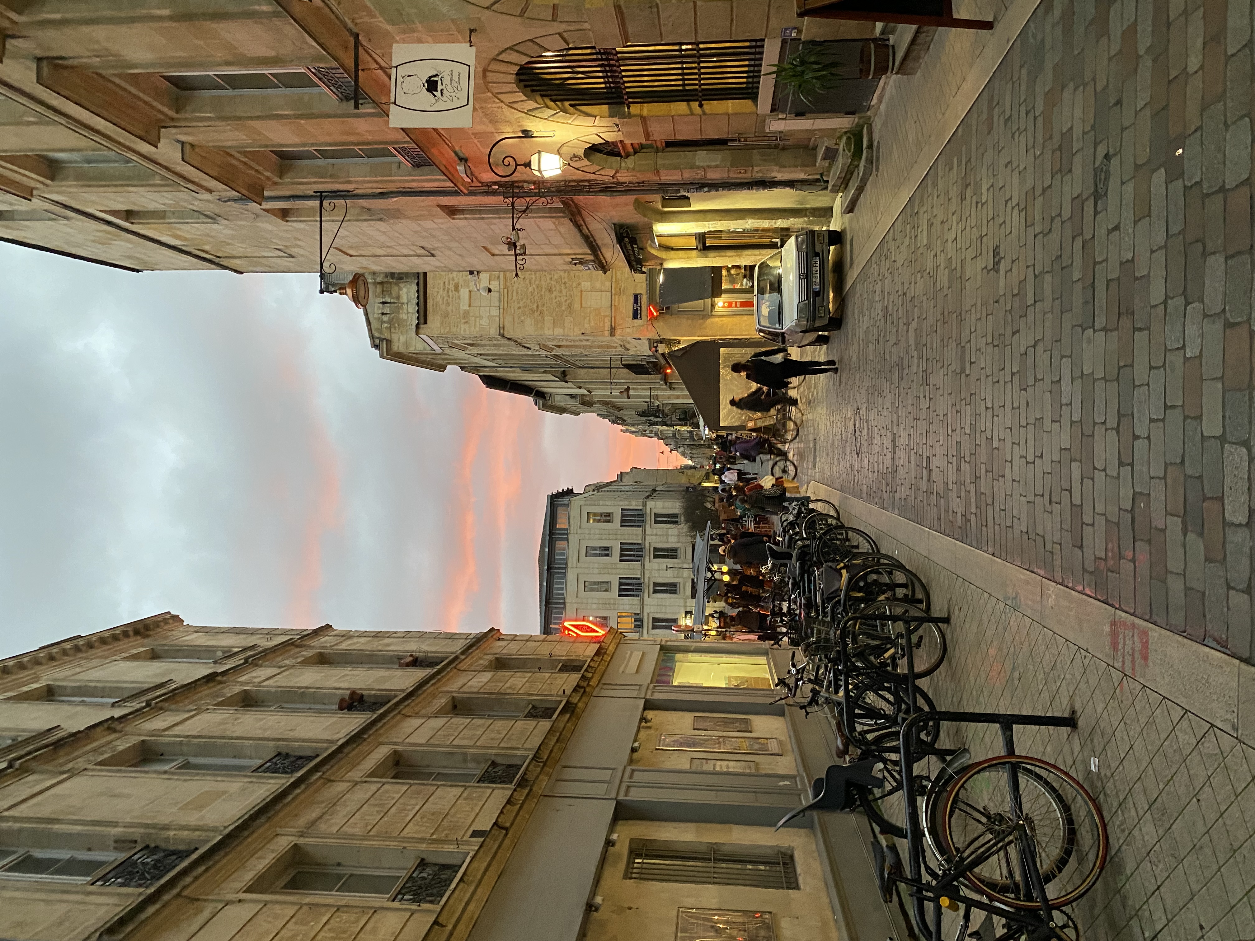 Rue pavée au crépuscule